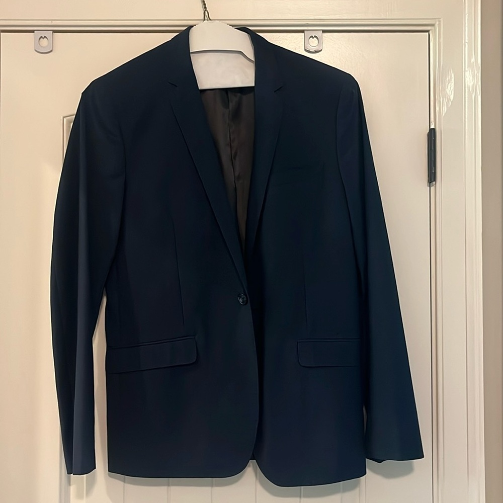 Lightweight Navy sports coat. 40R